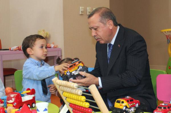 AK Parti'nin aileye verdii nem nedeniyle genel merkezde oyun alan dzenlediklerini belirten Babakan Erdoan, "Engellilerle ilgili yaplan dzenlemeler ve bu hassasiyetleriyle beraber genel merkezimiz btn sosyal taleplere cevap verecek ekilde dzenleniyor" dedi.