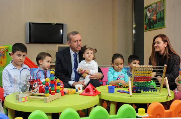 Erdoan, "Partimize gelen anneler, babalar buraya geldiklerinde ocuklarn bu parkn iine brakp, ocuklar elenirken, oynarken onlar da grmelerini gerekletiriyor. Personelimizin ocuklar da burada vakit geiriyor, retmenleriyle beraber" diye konutu.