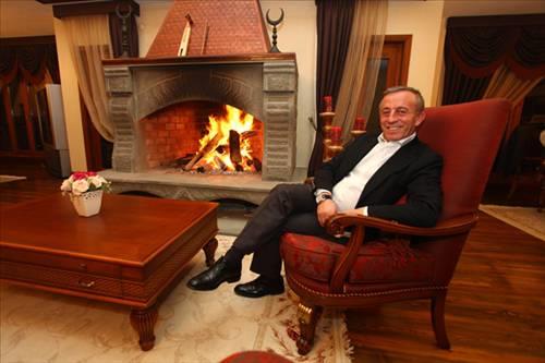 eytan diyor ver 10 milyon dolar. Herkes kafay yemi, eytan bile para istiyor