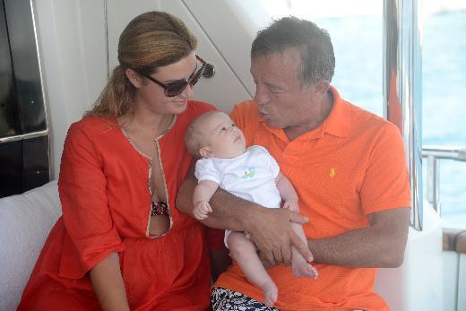 Leyla ile Mecnun ekibi iyi ki geri dnd. Hayr oyunculara evimde bana zel diziyi ektirirdim de onlar paraya tapan insanlar deil.