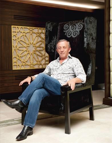 Twitter zerinden Ali Aaolu adna 'Para Ali' lakabyla para ile ilgili szler yazan niversite rencisi yazdklar ile glmekten krp geiriyor. Sosyal medya sitesi Twitter'da Aaolu irketler Grubu Bakan Ali Aaolu'nun adn kullanarak, zenginlii zerine tweetler atan sahte hesab takibe alan Aaolu irketler Grubu, hesabn sahibini tespit etti. Aaolu o genci yazdklarndan dolay bir de bursla dllendirdi.