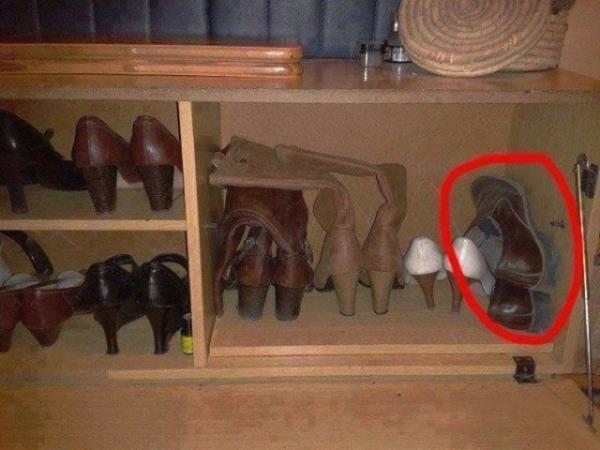 Eziklenen, hor grlen ve bir kenara atlan 2 yllk ayakkablar