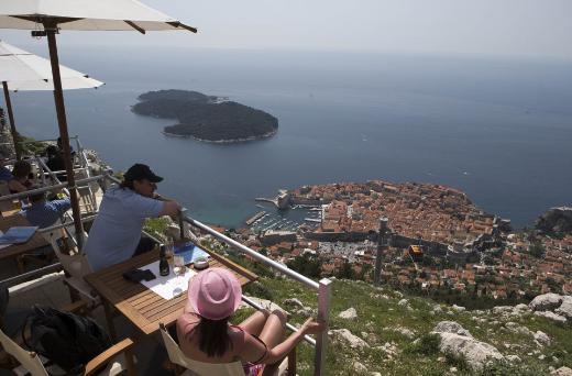 <b>DUBROVN�K'TEK� GOLF TES�S�</b>    <p>H�rvatistan'�n d�nyaca �nl� tatil kenti Dubrovnik'te in�a edilmesi planlanan devasa bir golf kompleksi tart��malara neden oldu.</p>