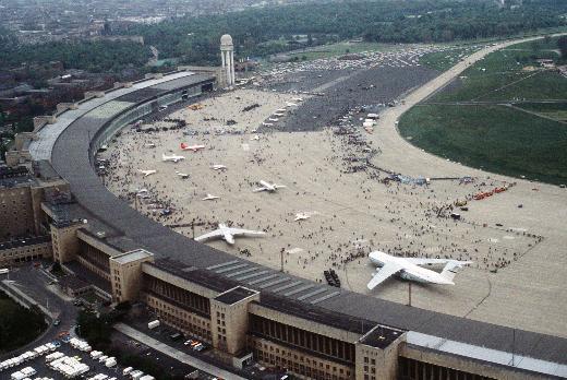 <b>BERL�N TEMPELHOF HAVAALANI</b>    <p>Berlin Brandenburg Havaliman�'n�n in�as�na ili�kin proje kapsam�nda kapat�lmas� planlanan Tempelhof Havaalan�'yla ilgili karar, yap�lan protestolar neticesinde 2008'de referanduma g�t�r�ld�.Havaalan�n�n kapat�lmas�na kar�� ��kan sivil toplum kurulu�lar� ve baz� muhalif partiler, 2007'deki mahkeme onay� sonras� yo�unla�an protestolar�n ard�ndan referanduma gidilmesi i�in imza kampanyas� ba�latt�.</p>