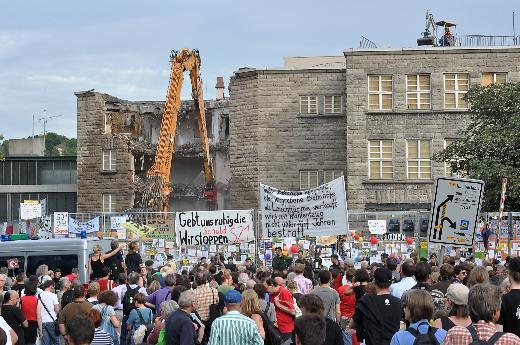 Zaman zaman arbedelerin ya�and��� g�sterilerin en �iddetlisi 30 Eyl�l 2010'da ger�ekle�ti. Polis, Stuttgart Ana Tren Gar�'n�n yan�ndaki Schlossgarten (Saray Bah�esi) Park�'n� "i�gal" eden g�sterilere m�dahale etti. Olaylarda aralar�nda ��rencilerin de bulundu�u 100'den fazla ki�i yaraland�. Ertesi g�n ise en y�ksek kat�l�ml� g�steri ger�ekle�ti ve 100 bin ki�i meydanlara ��kt�.