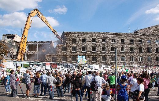 27 Kas�m 2011'de yap�lan referandumda, Baden-W�rttemberg eyaletinin yakla��k 6.5 milyar dolarl�k bu projeye finansman sa�lay�p sa�lamamas� konusunda vatanda�lar�n oyuna ba�vuruldu. Kat�l�mc�lar�n y�zde 58.8'i "devam" dedi. Proje kar��tlar� amac�na ula�amad� ancak kazanan, g�stericilere a��k destek veren Ye�iller Partisi oldu. 2009'daki se�imlerde Stuttgart'tan birinci parti olarak ��kan Ye�iller, ilk kez 500 binin �zerinde n�fusa sahip bir kentte zafer elde etmi� oldu.