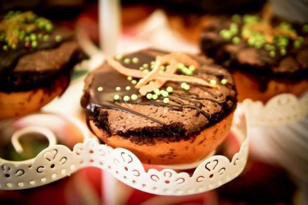 Kolesterol dren faydal maddeler iin portakaln kabuunu kek yapmnda kullanabilirsiniz.