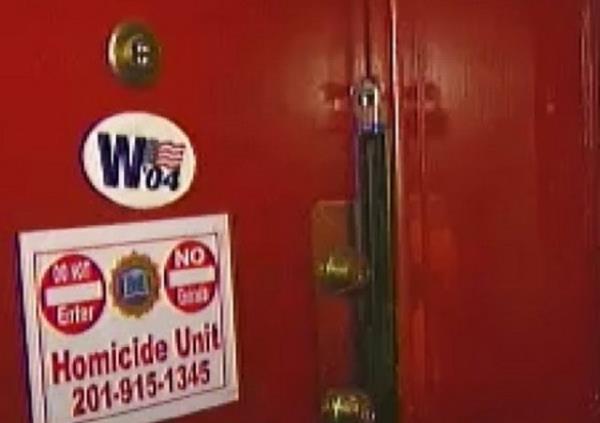 <p><b>9-Apartman betonunun iinde</b></p>    New Jersey'de bir apartmanda betonla kaplanm, plastik p poetinin iinde bir erkek cesedi bulundu. Apartman yneticisinin kt bir koku geldiini bildirmesi zerine bulunan ceset tamamen donmu beton kaplyd.