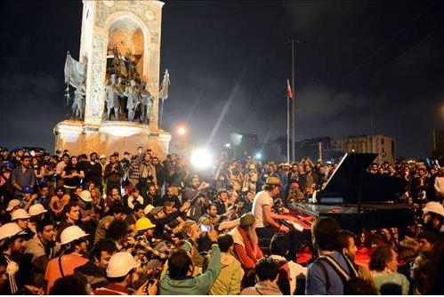 <p>7- Ne zaman?</p>  Tarihle ilgili belirsizlik bulunuyor. Zira, �stanbul 6. �dare Mahkemesi, Taksim Top�u K��las� Projesi’nin iptali davas�n� kabul ederek, y�r�tmeyi durdurma karar� vermi�ti. A��lan �e�itli davalar da devam ediyor. H�k�met, AK Parti ve belediye, bir yandan gerekli haz�rl��� yapsa da, mahkeme karar�n� bekleyecek.