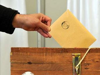 <p> 1- “Plebisit” nedir? </p>   Plebisit, referandumun farkl� bir �ekli. Anayasa’ya g�re referandum, sadece Anayasa de�i�iklikleri durumunda, Meclis’in alaca�� kararla T�rkiye genelinde yap�l�yor. ‘Plebisit’ olarak adland�r�lan halk oylamas� ise dar kapsaml� bir oylama �ekli.
