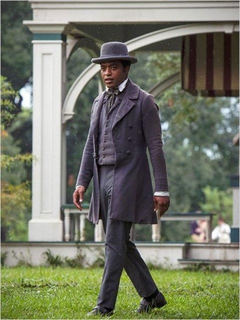 ngiliz sinemac Steve McQueen'in ynetmenliini ve John Ridley ile birlikte senaristliini stlendii filmin oyuncu kadrosunda Michael Fassbender'n yan sra Brad Pitt, Benedict Cumberbatch, Paul Giamatti gibi yldzlar da yer alyor.