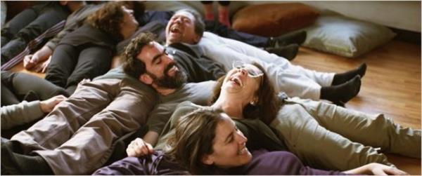 Konusu:58 yanda zgr ruhlu, dul bir kadn olan Gloria, tm ocuklarnn yanndan ayrlmasyla tek bana kalmtr. Yalnzla raz gelecek kadar kaderci bir yapya sahip olmayan Gloria soluu yalnzca bekarlarn katlabildii sra d partilerde alr ve bu partiler umduunun aksine her seferinde hayal krklyla sonulanr.