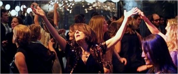 Ta ki eski bir bahriyeli olan Rodolfo ile tanana kadar. Kendisinden yedi ya kk olan bu adama kar romantik anlamda bir eyler hissetmeye balayan Gloria, uzun sreli bir ilikinin de hayallerini kurmaya balamtr. Ancak karlaaca beklenmedik zorluklar kendi karanlk srlaryla ba baa kalmasna neden olacaktr.