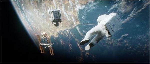 Y Tu Mam Tambin, Son Umut, Harry Potter ve Azkaban Tutsa gibi filmlerin ynetmeni ve ortak senaristi olarak tandmz Meksikal sinemac Alfonso Cuarn'n ynetmenliini stlendii bilim-kurgu geriliminin barollerini ise Sandra Bullock ve George Clooney paylayor.