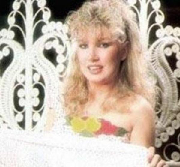 Onun mzie olan yeteneini de ilkokul retmeni Muazzez Karipin fark etmi. Sayan'n annesini arp kzk kzn mzie yetenekli olduunu konservatuara gnderilmesinin iyi olabileceini sylemi.. Ama yiyecek ekmei bile zor alan bir ailenin kz iin konservatuara gitmek bir hayalden teye gidemimi uzun bir sre.