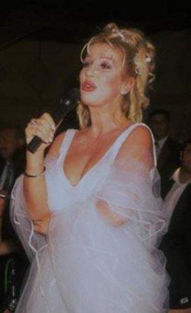 Ama kk kz nl olmay ve mzik ile yaamay ylesine kafasna koymutur ki gnn birinde evinden kaar. Henz 15 yandaym o zamanlarda.. Yannda da mit adl bir kz arkada. ki kafadar geceyi Fndkzade'de bir apantman boluunda geirmi... O srada ailesi polise bavurmu nl sanatnn. O da sonunda areyi karakola teslim olmakta bulmu.