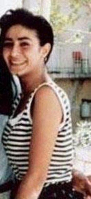 Erken yata bir evlilik yapm Tilbe. Bir kz ocuu sahibi olmu.. Ama evlilik uzun srmemi.. Kz ile bir bana kalakalm Tilbe. Ne i bulduysa yapm.. Pazarlamaclk, tezgahtarlk, diki atlyelerinde iplik temizlikilii, ocuk bakcl bunlardan bazlar.