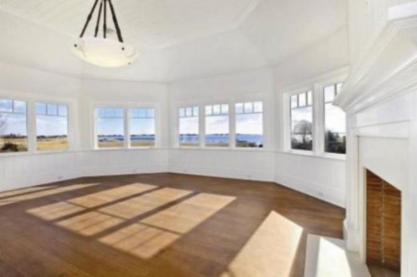 Ev ok byk bir arazi zerine ina edilmi.