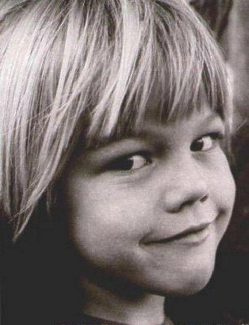 <p><b>KENAR MAHALLELERDE BYD</b></p>    nl aktr kkken annesiyle birlikte uyuturucu satclarnn younlukta olduu bir semtte yaamak zorunda kalm.