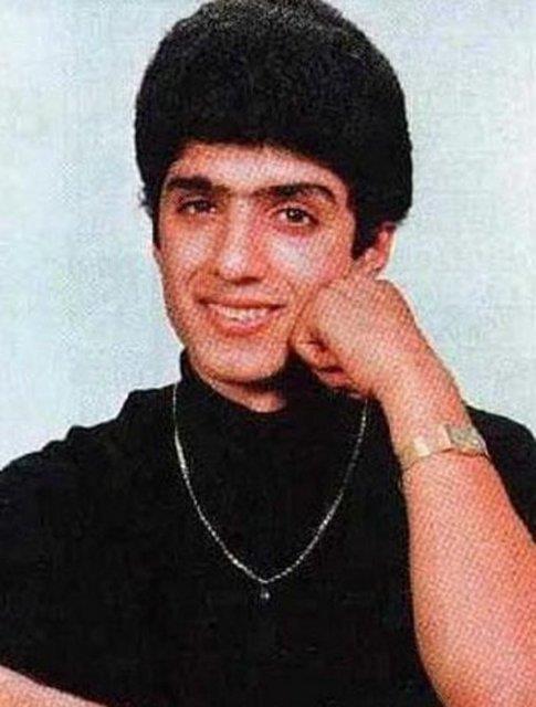 Paraszlktan iten eve ve evden ie yryerek giderlermi. Ama bir gn bundan yle bkmlar ki aabeyiyle birlikte komunun bisikletini satmlar. Tabii anne ve babasnn haberi olunca da hemen cezalandrlmlar. Derken kaderini deitirecek olan o olay olmu. Bir arkadann dnnde sahneye km zcan Deniz. "pek mendil tane tane" trksn sylemi. kta orkestra efi Deniz'e onlarla birlikte turneye kmasn nermi. nce babasnn izin vermeeyeceini sylemi Deniz. Ama ef eline 50 lira tututurunca kabul etmi. Babasnn izin vermediini de sylememi efe. Dnlerde ark sylemeye balam. Ksa srede evresinde n yapm.