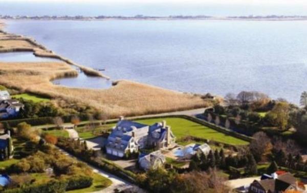 Gsterili bir okyanus manzaras var.