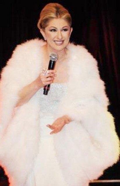 Onun hayatn deitiren ise Gaziosmanpaa'daki Kumbasar adl kulpte almaya balamas oldu. Gelin olduunda babasnn ona takt iki bilezii bozdurup diktirdii iki tuvaletle sahneye kt. Daha sonra da alt Yenikap'daki Pembe Kk Gazinosu'nda nl bir yapmcnn dikkatini ekti ve bugnn nostalji kraliesi olma yolunda ilk adm att.