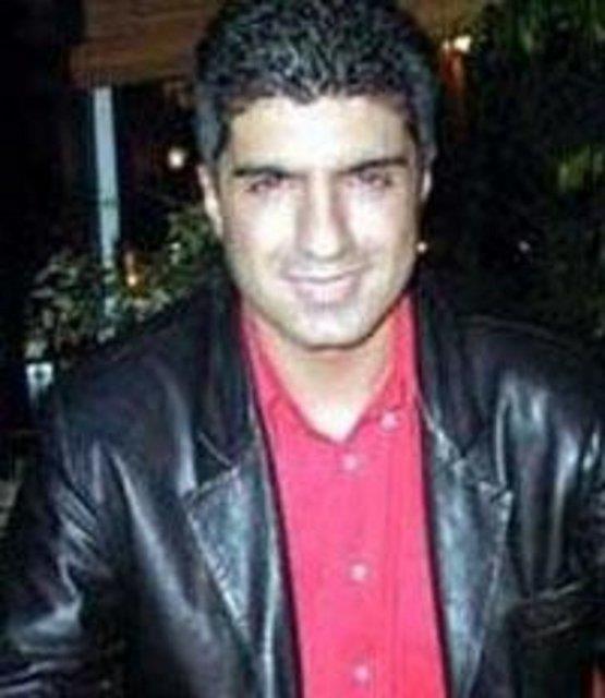 Ama gnn birinde zcan Deniz, dn arkclndan sklp daha ileri bir basamaa kmaya karar vermi. O an iin atlayabilecei tek yer pavyonmu. zmir'de bir pavyonda almaya balam. Deneme sresince tek kuru para almam. Sonra gnn birinde Aydn'da bir ses yarmasna katlm. Orada jride bulunan Cenk Koray da ona hayatnn teklifini yapm: "Sesin ok gzel stanbul'a gel."