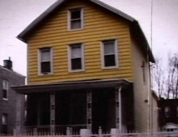 Jennifer Lopez 1999'a kadar Bronx'taki bu evde yaad. 20'li yalarnda bu blgede alan bir polisle ktn syleyen Lopez "Ona bydm yeri sylediimde 'Oras ok sk su ilenen bir yer" demiti. Bunu o zamana dek bilmiyorum" diye anlatyor o dnemi. Lopez, anne ve babasnn kendisiyle birlikte iki kzkardeini daha son derece iyi bir ekilde byttn syledi.