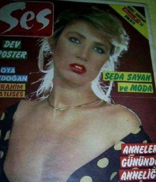 Bunun zerine retmeni elinden tutup stanbul Radyosu'ndaki Ses Yarmas'na gtrm Sayan'. Ama baarl olamam.. Gnlerce alam kk kz bu hezimetin ardndan.