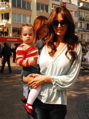 Kardei okula gidiyormu. Yani kt gnler yava yava geride kalmaya balam onlar iin. Bir sonbahar akam arkadann ona sorduu soru ise hayatnn yeni bir yne girmesine neden olmu. "Neden bir gzellik yarmasna katlmyorsun" diye sormu arkada. Bu arada Mersin'de bir mankenlik ajansna kaydolup yrme dersleri de alm Duran.