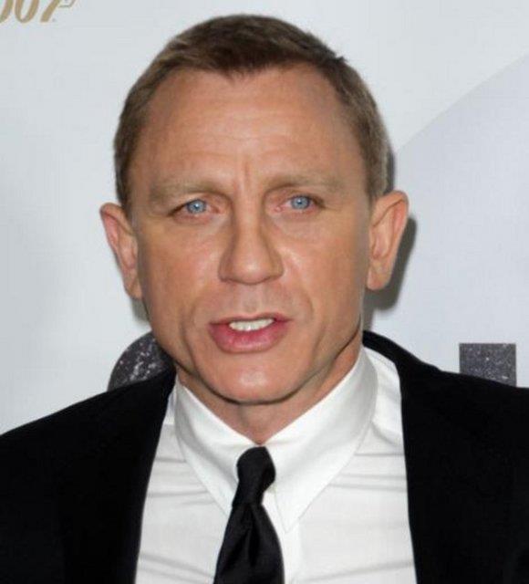 <p><b>BANKLARDA UYUDUU BLE OLDU</b></p>    Beyazperdenin James Bond'u Daniel Craig de Londra'ya tandnda zor gnler geirdi.