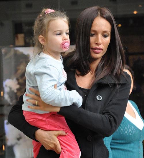 Yarmada birinci olmasna ramen stanbul'da kalmak istememi Gzide Duran. O yata stanbul'un kurtlarna yem olmak istemedii iin byle bir karar vermi. Ama Erkan zerman onun Best Model of the World yarmasna katlmas gerektiini syleyince bir kez daha dnm.