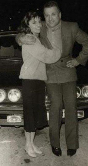 Asl ad Bahriye Tokmak olan Kibariye, Manisa'nn Akhisar ilesinde dodu. O da fakir bir ailenin kzyd. Hatta okuma yazmay bile ok sonralar renecekti.