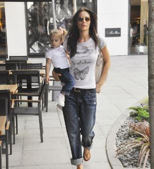 Ak dolu, mutlu ve huzurlu bir yaam var. te manken Gzide Duran'n Klkedisi Cinderella masalna kopyas kadar benzeyen yaam yks...