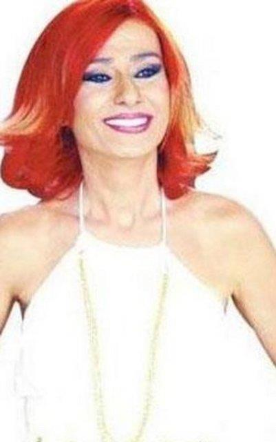 Sonra da bir pavyonda ark sylemeye balam Tilbe.. Mikrofonu eline aldnda yl 1990'd. Onun hayatn Sezen Aksu ile tant an deitirdi. Aksu'nun zmir Fuar iin kentte bulunduu bir srada Tilbe nl sanatnn konser afilerini grr. Konsere gitmek iste ama pavyona gidip almak zorundadr.