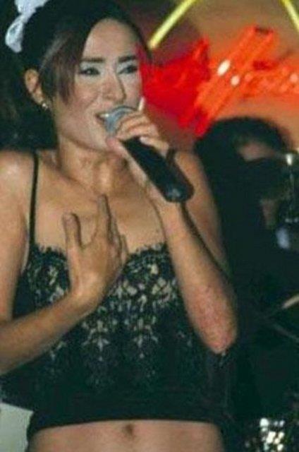 Akam tam sahneye kmak zereyken komilerden biri gelip Tilbe'nin heyecandan kann donduran haberi verir: "Sezen Aksu burada.. "