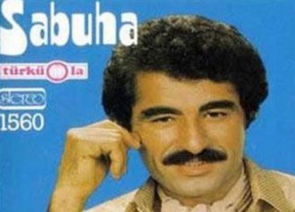 stanbul'da ilk olarak Ylmaz Tatlses adl mzisyenle tant. O ayn zamanda soyadn nl sanatya veren kiiydi. Kara kz ve Beni Yakma Gel Sevdiim adl 45'liklerle mzik dnyasna adm att Tatlses.