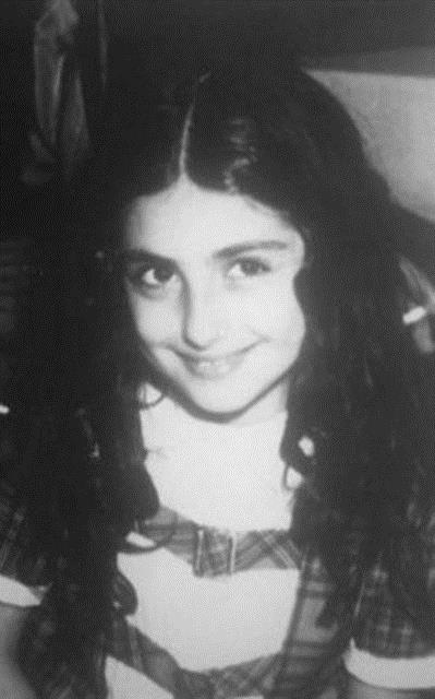 Hatice Yldz Levent ya da herkesin bildii adyla Muazzez Ersoy, stanbul Kasmpaa'da fakir bir ailenin kz olarak dnyaya geldi. Babas ofrd annesi de ailesine katkda bulunmak iin Cibali'deki Tekel fabrikasnda alyordu.