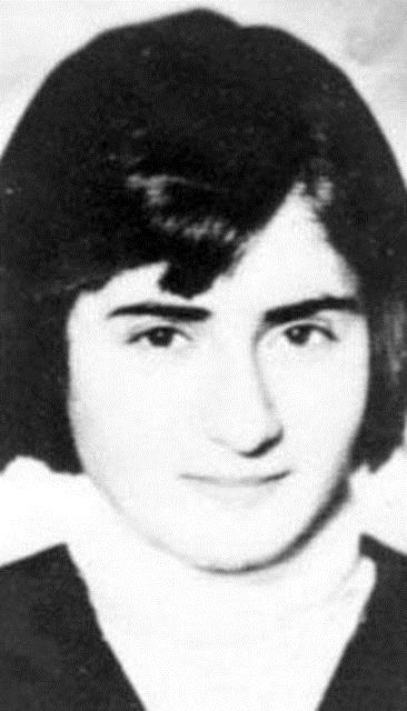 zmir'in gecekondu semtlerinden birinde yaayan fakir bir ailenin kzyd Tilbe.. Annesinin bir bakkal dkkan varm.. Ama evlerinde ne elektrik varm ne televizyon ne de buzdolab. Derslerini mum nda ya da gaz lambasnda alrlarm. O g koullarda bile her zaman ark sylermi Tilbe. Bu tutkusu ona gelecekteki kariyerinin kaplarn am