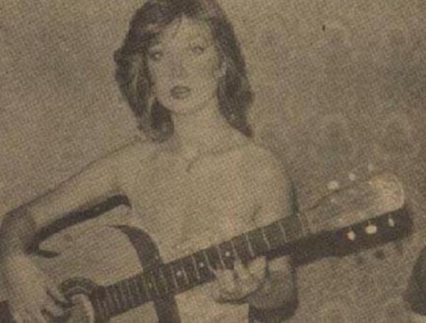 <p><b>ONLARIN EVNDE TUVALET BLE ORTAKTI</b></p>    Seda Sayan'n hikayesi de Tilbe'ninkinin biraz farkl bir versiyonu. stanbul Kadra'da 11 ailenin oturduu, avlusu, tuvaleti ortak gecekondulardan birinde doup byd asl ad Aysel Grsaar olan Seda Sayan. O kadar fakirdi ki ailesi ilkokula giderken babas ona nlk ve anta parasn bile zorla denkletirdi. Babas alkolik olduu ve dzenli almad iin pek ok ey iinde kalm Sayan'n... Tpk pek ok kiinin sahip olduu aile albm gibi. O gnleri bir syleisinde "Paramz olmad iin fotoraf ektiremezdik. Bu yzden albmmz de olmazd" diye anlatmt Sayan