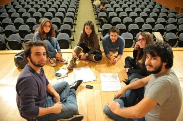 niversiteye renci kulpleri iin gelmi kzl erkekli tayfa