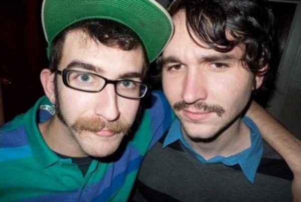 Farkl blmlerde okuyup srekli beraber gezen hipster genlik