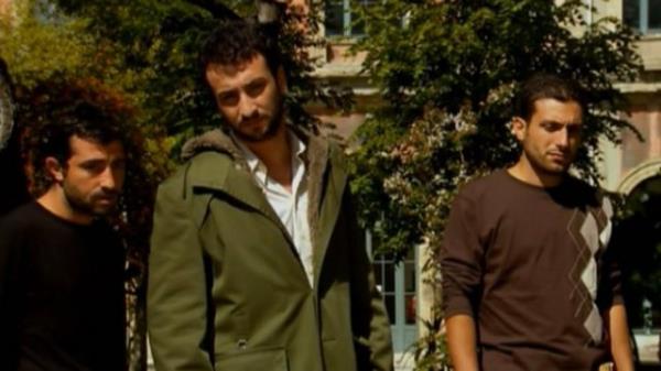 Sosyal mesaj uruna yaz k yeil parka giyen grup