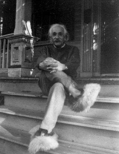Pofuduk terlikleriyle Albert Einstein