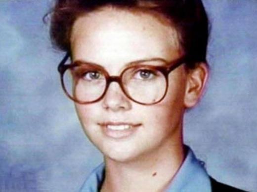 Charlize Theron'un okul yllndan bir fotoraf..