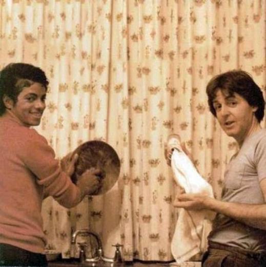 Michael Jackson and Paul McCartney yemek yapyor