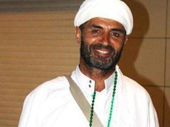 <p><b>YAAR ALPTEKN: CENAZE HABER HAYATIMI DETRD</b></p>    Manken Yaar Alptekin ise hayatnn nasl deitiini yle anlatyor: 'Eve geldim ve ses olsun diye bir mzik kanaln atm. lk gelen ses nl iadamlarmzdan Sakp Sabancnn cenazesi len namazndan sonra kaldrlacaktr oldu. Bu cmlenin ne ncesini ne de sonras duydum. Vcudumda mthi bir titreme hissettim. Ve hemen iimden mthi bir ekilde cenazeye gitmek geldi. stiyordum, ama cenaze namaznda ne yaplr, onu bile bilmiyorum. Bir arkadamla birlikte Fatihe gittim. Avludan ieriye girdiimde tamamen farkl bir havaya brndm. Her admmda bedenim klerek egomun azaldn fark ettim.'