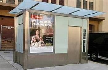 <p><b>demeli tuvalet</b></p>  Vakit nakittir. Ancak bu mantk sizce tuvaletlere uygulanmal myd? 1970?lerin ortalarnda, ABD?de kamu tuvaletlerinde her ekilen sifon iin cret kesmek gibi bir alkanlk vard. ABD?nin Chicago bata olmak zere birok kenti uygulamaya kar gelirken, New York tersi istikamete yneldi. Ocak 2008?de kullanma giren tuvaletler, 25 sent (39 kuru) karlnda 15 dakikalk tuvalet hizmeti sunmaya balad. Ancak, 15 dakikann sonunda otomatik olarak fi kesen tuvalet-kulbenin, kapsn sre dolar dolmaz amak gibi bir zellii vard. Yani, o esnada kullanc nasl bir haldeyse o ekilde akta kalyordu.