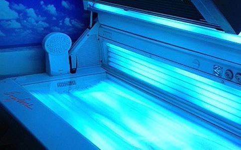 Solaryum Doal ya da yapay, ultraviyole nlara ok fazla maruz kalmann olumsuz etkiler yarattn herkes biliyordu. Aslna baklrsa cilt kanseri yzde 90 ihtimalle ultraviyole nlardan kaynaklanyor. Solaryum da bu srete kilit rol oynuyor. ABD?de 1970?lerde piyasaya kan bu yataklar aka ortaya konan risklerine ramen genler arasnda ok popler oldu. Nisan 2010?da yaplan bir aratrma, kapal alandaki bronzlatrclarn uyuturucu ya da alkol gibi bamllk yaratabileceini gsterdi.