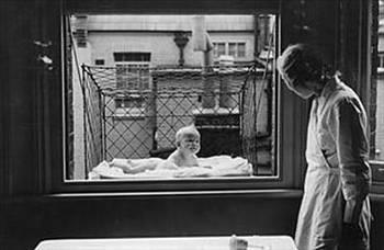 Bebek kafesi 1930?lu yllarda Londra?da bebekleri koyacak yer bulamayan dadlar bebek kafeslerine yneldi. Bebek kafesi ad zerinde tellerden yaplm, patenti de 1922?de ABD?de alnm rktc bir icatt. ocuu kafes iinde pencerenin nne kartabiliyordunuz. Riskli mi? Belki. Ama en azndan kullanl. ok tatl, ok hastalkl.